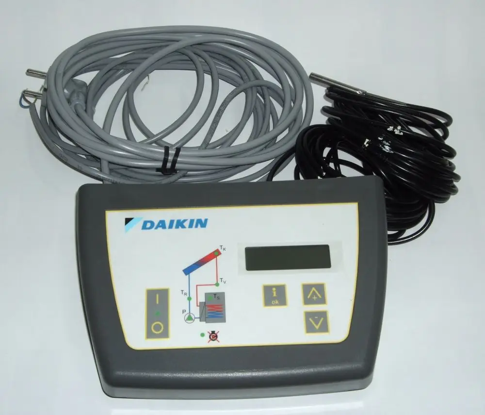 Gerät von Daikin mit einem Display und Steuerelementen. Dazu zwei Kabel, eines grau und eines schwarz, mit Temperatursensoren für Druckmessungen.